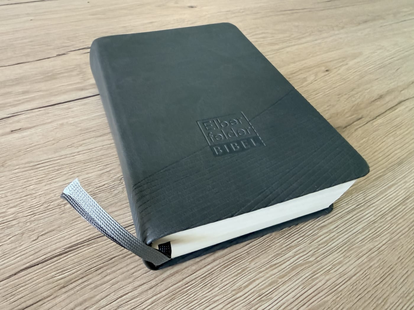 Aufgeschlagene Bibel auf einem Holztisch